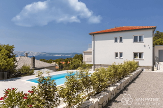 Villa ristrutturata vicino al mare con 4 unità abitative e garage