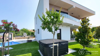 Casa moderna con piscina e vista mare a Krk