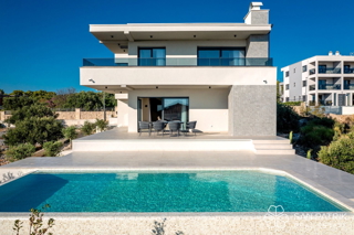 PRIMOŠTEN – VILLA MODERNA CON PISCINA E VISTA MOZZAFIATO