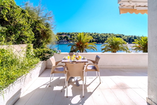 Appartamento (60 m2) in prima fila sul mare con giardino e parcheggio, Milna, isola di Brač