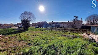 Terreno edificabile di 1.200 m2 nelle vicinanze di Poreč-Parenzo