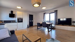 Istria, Poreč-Parenzo, moderno appartamento di 63 m2, 1° piano, riscaldamento a pavimento (POMPA DI CALORE)