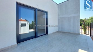 Poreč-Parenzo, nuovo appartamento di 84 m2 + terrazza sul tetto di 56 m2 con vista sul mare