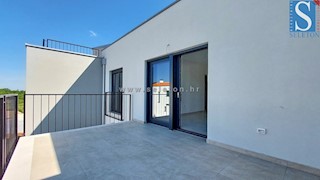 Nuovo appartamento di 84 m2 + terrazza sul tetto di 56 m2 con vista mare