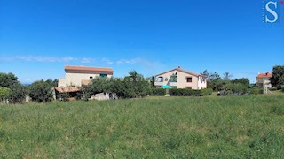 Terreno edificabile con vista mare, superficie 1.158 m2, vicino a Poreč-Parenzo