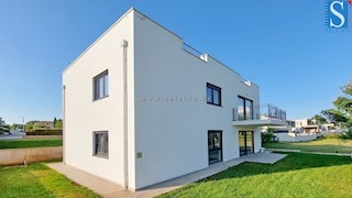 Nuovo appartamento nelle vicinanze di Poreč-Parenzo di 86 m2 con giardino privato do 146 m2