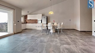 Appartamento ristrutturato a Poreč-Parenzo di 88 m2 con vista mare, a ca. 800 m dal mare (in linea d'aria)