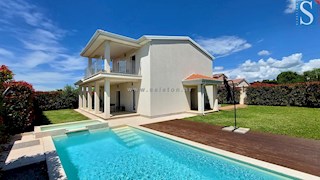 Poreč-Parenzo, casa indipendente di 134 m2 con piscina