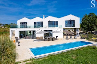 Istria, Poreč-Parenzo - dintorni, villa moderna di 437 m2 con piscina e ampio giardino