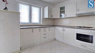 Appartamento ammobiliato a Parenzo, 68 m2, 600 m dal mare/spiaggia