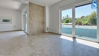 Poreč-Parenzo - nuovo moderno appartamento di 76 m2 con giardino, due posti auto