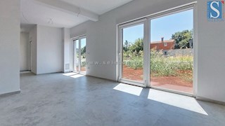 Poreč-Parenzo - nuovo appartamento di 88 m2 con giardino, due posti auto