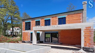 Casa indipendente di 169 m2 con piscina in costruzione