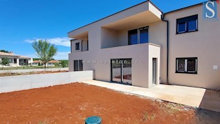 Poreč-Parenzo - dintorni, nuovo appartamento di 79 m2 con giardino privato di 75 m2, 2 posti auto