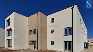 Istria, Poreč-Parenzo, nuovo appartamento di 95 m2 con giardino privato di 115 m2, a circa 800 m dal mare (in linea d'aria)