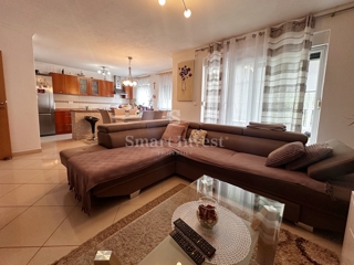 MATULJI - JUŠIĆI, appartamento al piano terra con posto auto!