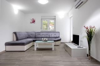 IČIĆI, 4-bedrooms apartment in new building with pool and sea view
