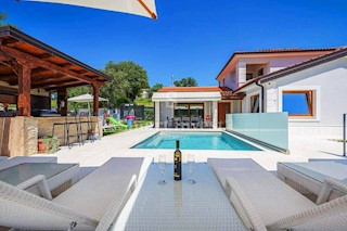 ISTRIA - NOVIGRAD, Bella villa con piscina in vendita, in zona tranquilla!