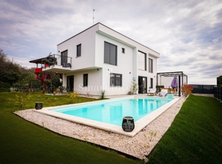 ISTRIA - UMAGO, casa moderna con piscina vicino al mare
