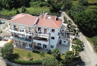 LOVRAN, Casa con appartamenti e vista mare, vicino al mare