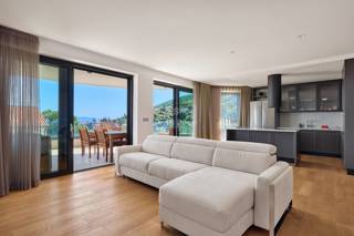 ABBAZIA, appartamento con piscina e vista mare