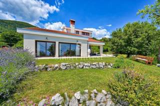 IČIĆI, casa con piscina e vista mare immersa nel verde