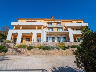 MOŠĆENIČKA DRAGA, villa al mare con 6 appartamenti e un ampio terreno