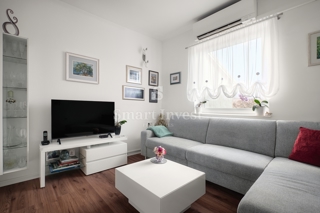 MATULJI - JUŠIĆI, casa a schiera con 3 appartamenti, taverna e garage