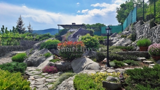 MATULJI - JUŠIĆI, casa a schiera con 3 appartamenti, taverna e garage