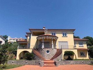 ABBAZIA, villa con piscina, vista panoramica sul mare e ampio giardino