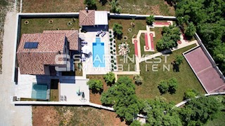 ISTRIA - Svetvinčenat, 5-bedrooms house with pool, on a secluded location