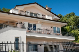 IČIĆI, una bellissima casa in una posizione eccellente, ESCLUSIVAMENTE NELLA NOSTRA AGENZIA!