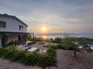 ISTRIA - VICINANZE DI LABIN, casa recentemente ristrutturata con 2 appartamenti e splendida vista mare