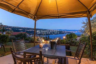 OPATIJA - VOLOSKO. Floor of an urban villa, 170 m2, garden, sea view, 300 m to the sea