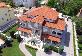 ISTRIA - FUNTANA, Beautiful villa with pool and 10 apartments near the sea! 