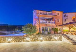 CRIKVENICA, casa indipendente con 3 appartamenti e piscina