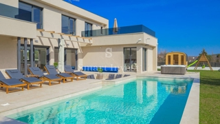 ROVIGNO, villa moderna con piscina e sauna immersa nel verde