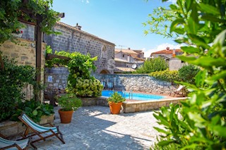 ISTRIA - GRAČIŠĆE, Three stone houses with a pool and parking in old town