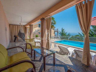 LOVRAN, casa indipendente con 3 appartamenti, piscina e vista mare