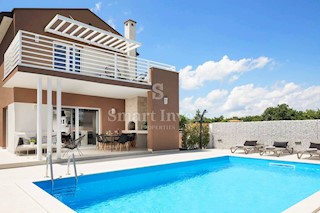 ISTRIA - SVETVINČENAT, MODERN VILLA WITH POOL ON A QUIET LOCATION 