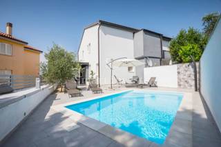 ISOLA DI KRK - DOBRINJ, casa con piscina a 100 m dalla spiaggia di sabbia