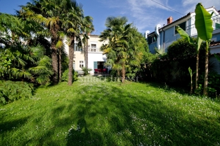 MOŠĆENIČKA DRAGA, villa fronte mare con incantevole giardino