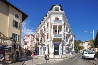 ABBAZIA, appartamento di lusso con balcone in un'antica villa vicino al mare