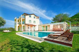 ISTRIA - MOTOVUN, Villa appartata con piscina e vista incantevole, in vendita