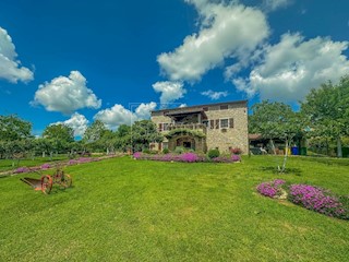 Dintorni di Grisignana, casa in pietra con ampio giardino