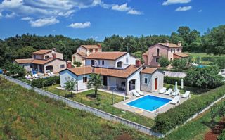 Zona di Antignana, casa con piscina in posizione tranquilla