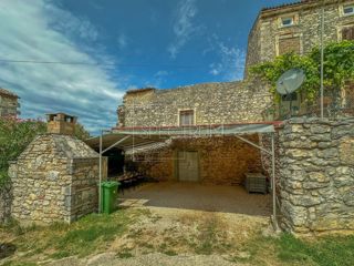 Verteneglio, casa in pietra da ristrutturare