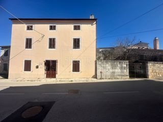 San Lorenzo, casa in pietra istriana con cortile al centro