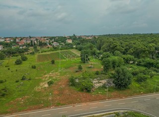 Umago, ampio terreno per scopi commerciali