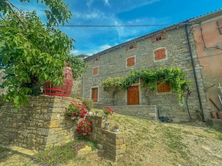 Dintorni di Portole, casa in pietra ristrutturata con vista